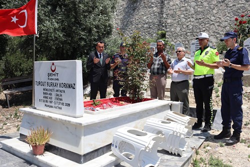 Kaymakamımız Musa Kazım ÇELİK, Kurban Bayramı Münasebetiyle Şehitlerimizin Kabrini Ziyaret Etti