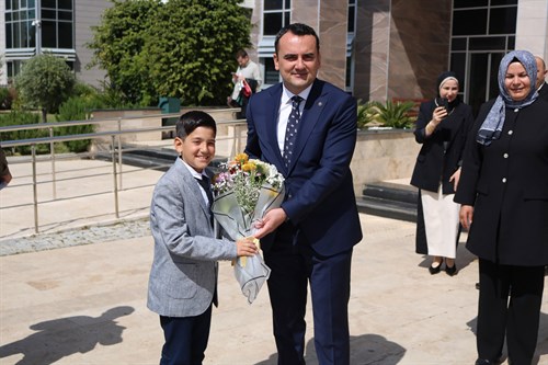 23 Nisan Çocuk Bayramı Münasebetiyle Kaymakam Koltuğuna Emin Akın İlkokulu Öğrencisi Bera BAYRAKÇI Oturdu